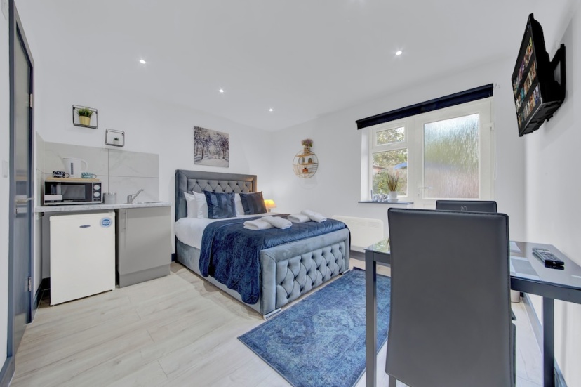 Lovely 1-bed Studio in Feltham — отель с удобным расположением в Лондоне