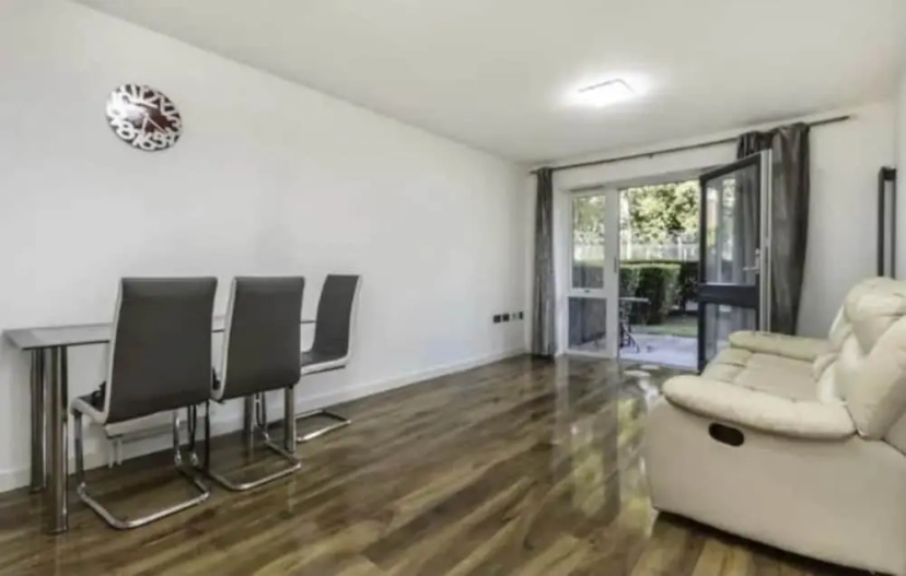 Cosy Feltham Apartment With 2 Bedrooms — отель с удобствами в Лондоне