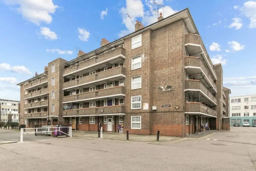 Spacious 4 Bedroom Apartment in Bethnal Green — отель с удобствами в Лондоне