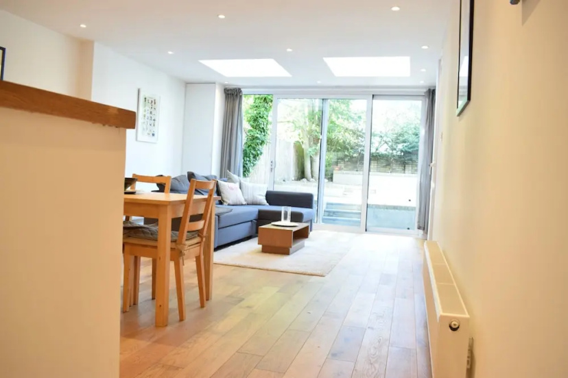 Spacious 2 Bedroom Apartment in South London — забронировать отель в Лондоне