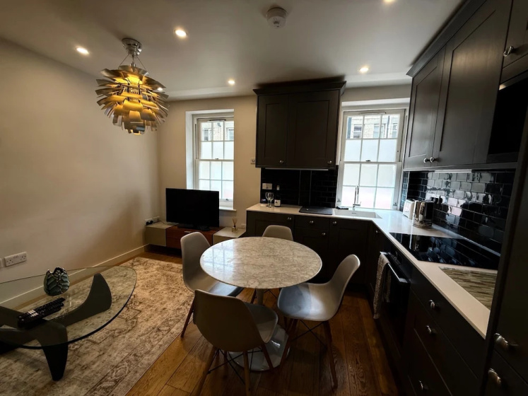 Central London Apartment With 2 Bedrooms -sleeps 6 — отель с удобным расположением в Лондоне