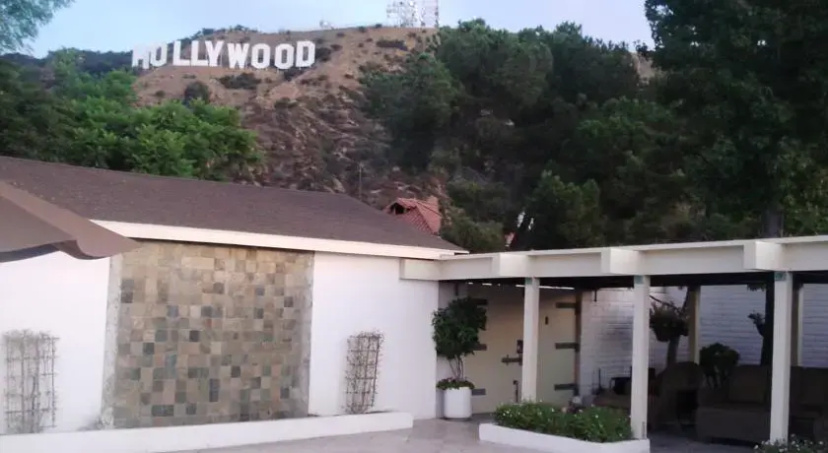 Цены на Hollywood Sign and Awesome City Views Three-Bedroom Home в Лос-Анджелесе