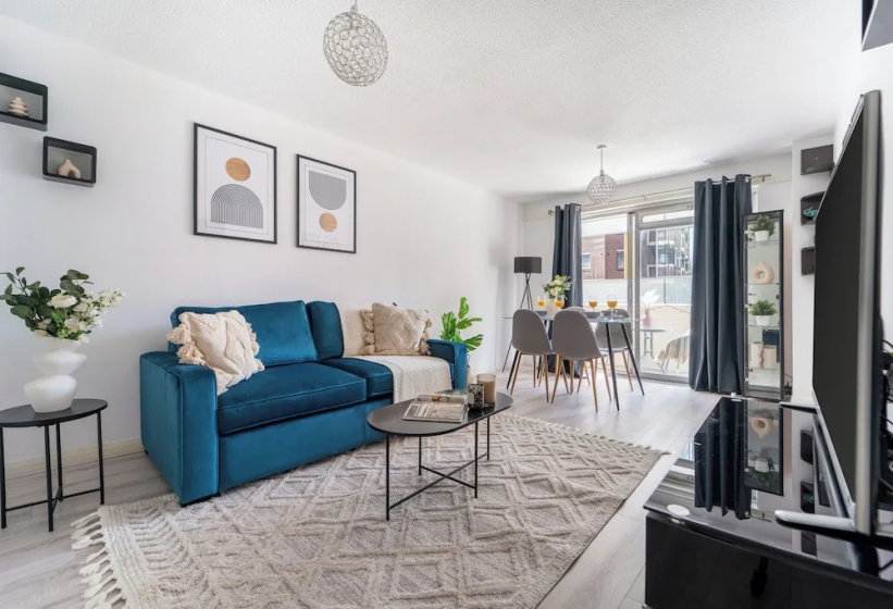 Stylish 1-Bedroom with Balcony near Soho — отель с удобствами в Лондоне