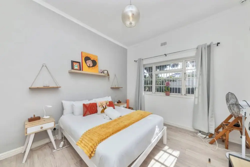 Modern and Stylish 2 BD House in Claremont — отель с удобствами в Кейптауне