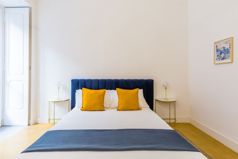 Piazza Amedeo Flat by Wonderful Italy — комфортный отель в Неаполе