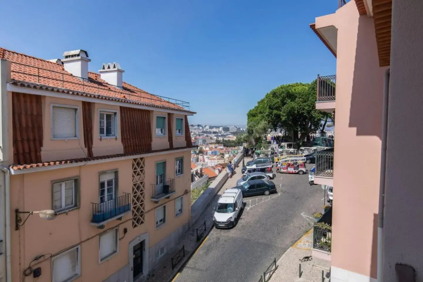 Lovelystay - Sunshine Residence in the Heart of Graça — забронировать отель в Лиссабоне