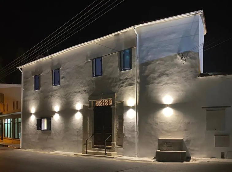 The courtyard episkopi guest houses — забронировать отель в Лимассол