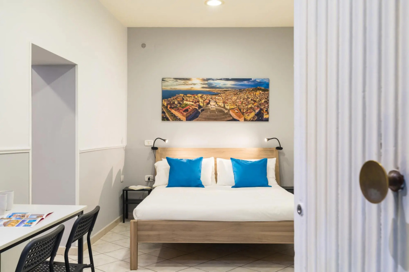 Ventaglieri Ground Floor Studio Apartment by Wonderful Italy — отель с удобствами в Неаполе