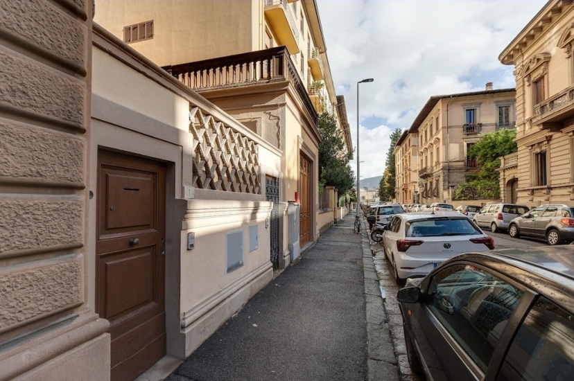 Цены на Central Berchet With Terrace and Private Entrance в Флоренции
