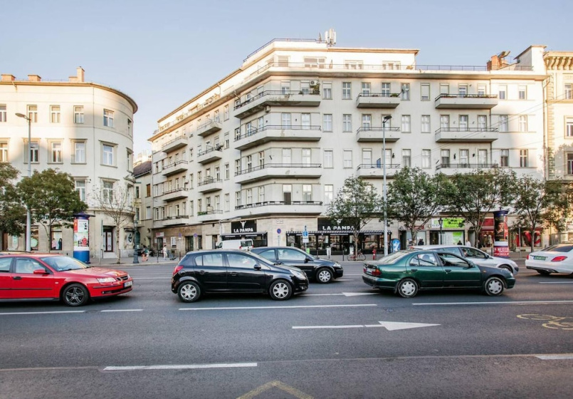 Super Central Studio Apartment - With Balcony — отель в Будапеште, Венгрия