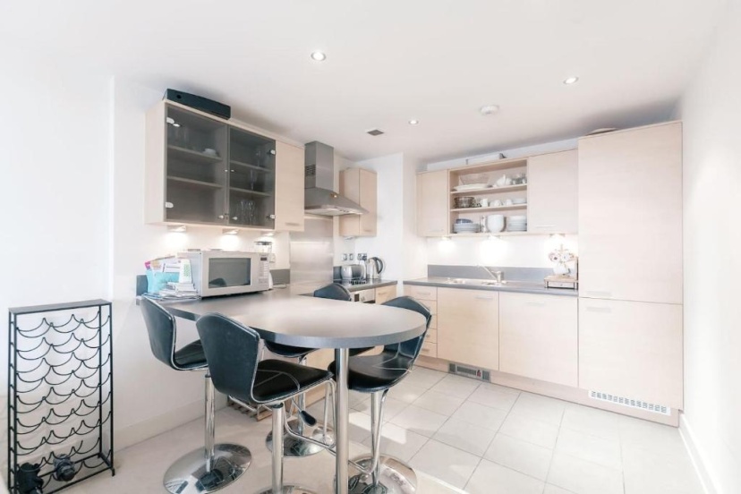 Chelsea / Imperial Wharf - Bright, modern, sunset view apartment — комфортный отель в Лондоне