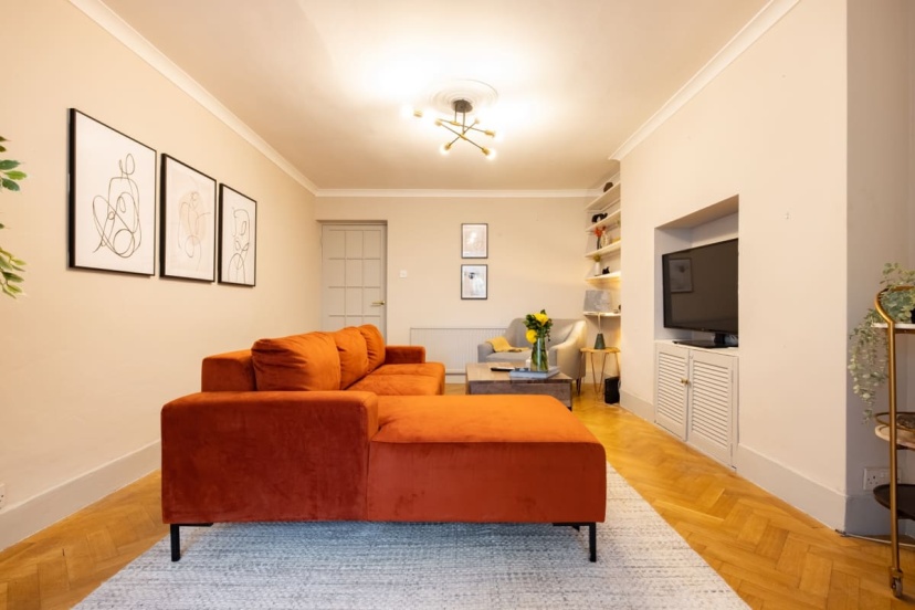 The Richmond Upon Thames Escape - Modern & Bright 2BDR Flat with Parking — забронировать отель в Лондоне