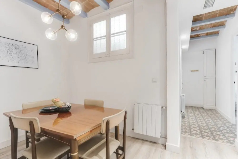 Цены на Bright 2 Bed Easily Connected to the Center в Барселоне