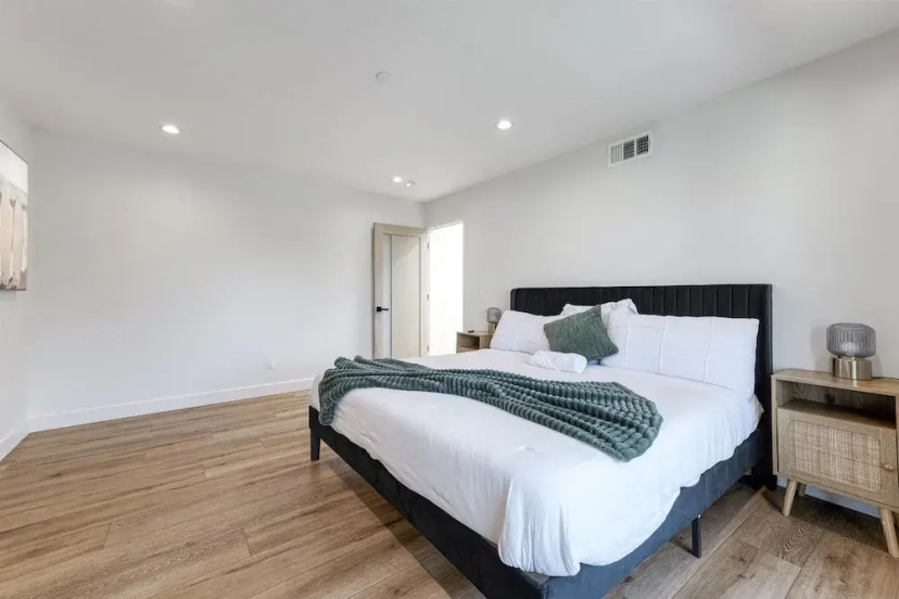 L.A Haven Georgous Townhome Garage Park — забронировать отель в Лос-Анджелесе