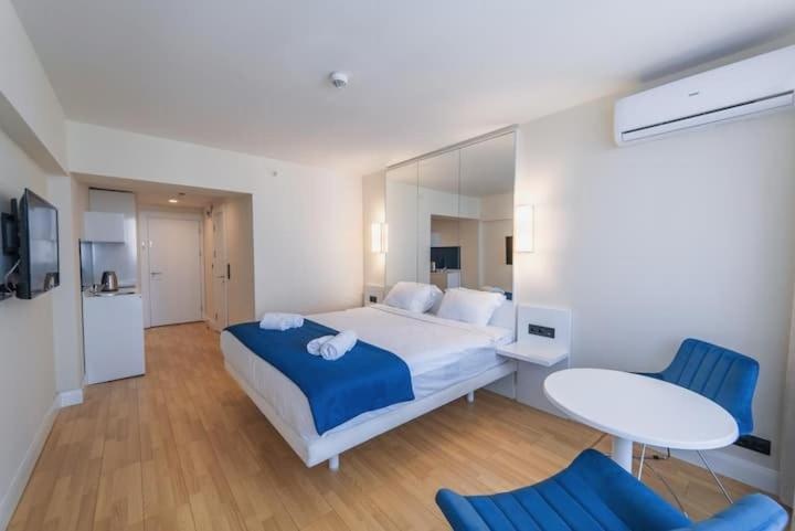 Sea view apart-hotel ORBI TWIN TOWERS 1413 — забронировать отель в Батуми