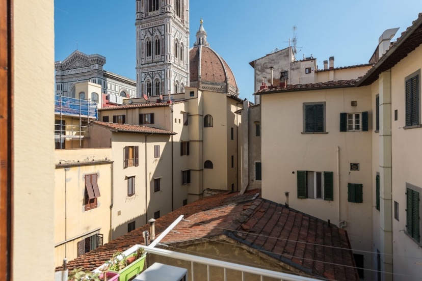 Charming 2bed Apt Overlooking Duomo — отель с удобным расположением в Флоренции