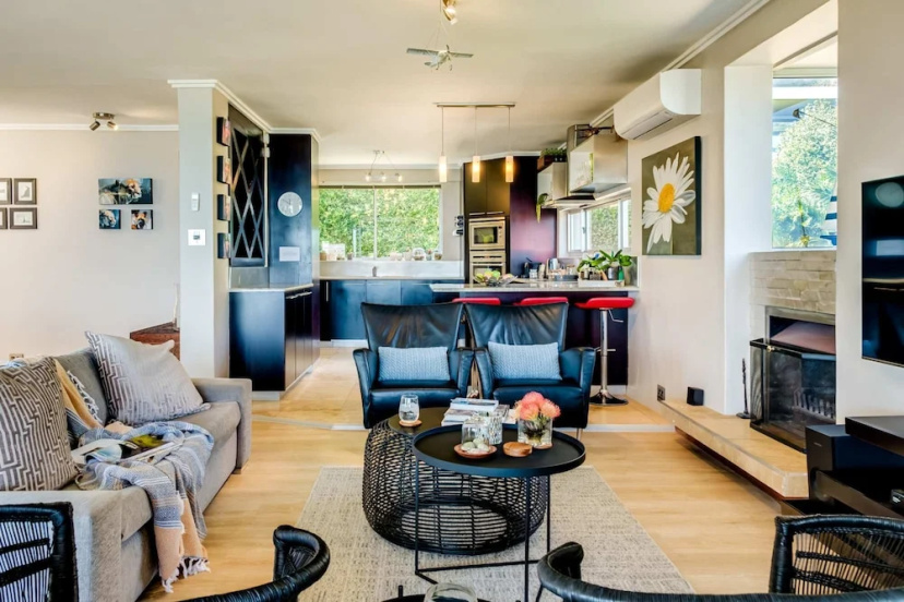 Цены на Refined Comfort and Scenic Beauty at Aviewor2 в Кейптауне