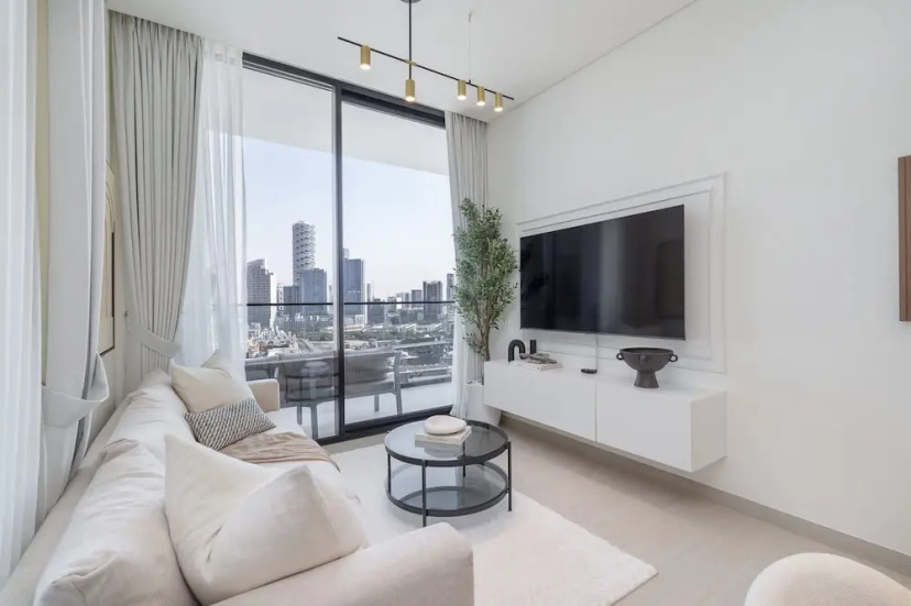 Tranquil 2 Bedroom in Binghatti Onyx With a Private Pool and City View — комфортный отель в Дубае