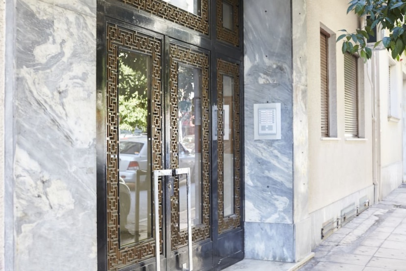 Luxury n Chic Athens Museum Apt — отель с удобным расположением в Афины
