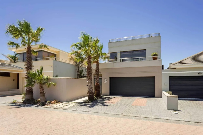 Home Away From Home on a Secure Golf Estate, Situated Next to the Ocean and Golf — отель с удобным расположением в Кейптауне