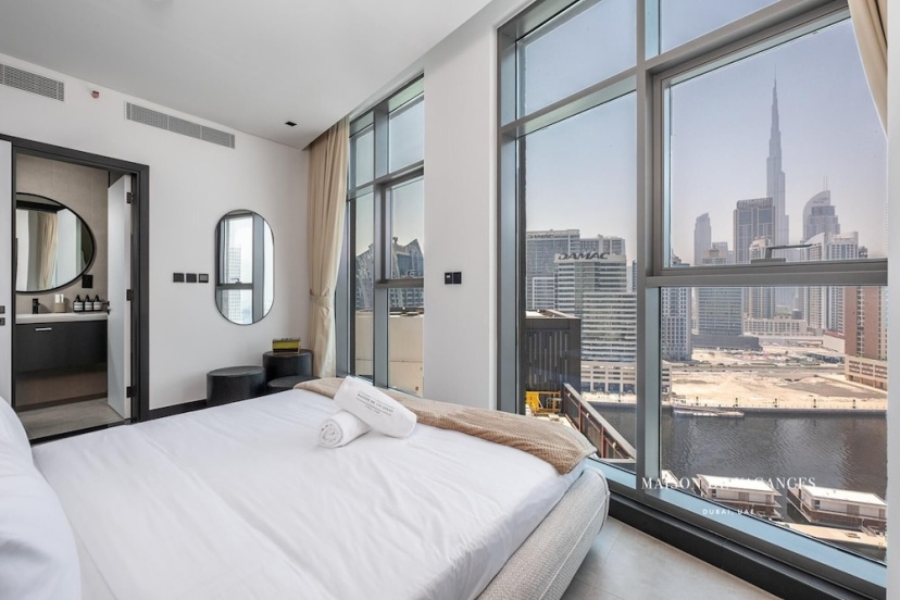 Luxurious 2BR w/ Waterfront and Burj Khalifa View — отель с удобным расположением в Дубае