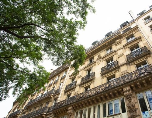 Luxury Apartment in Paris Center - Louvre Museum 4 — отель в Париже, Франция