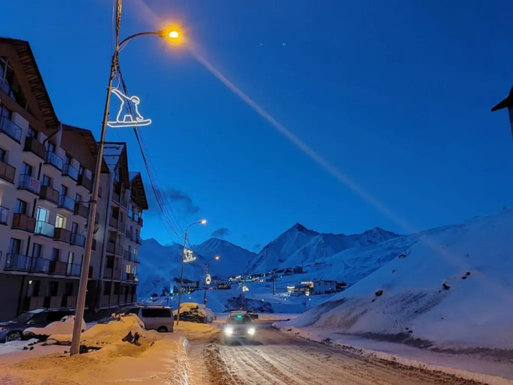Premium Mountain Apartment Close The Gondola lift — отель с удобным расположением в Гудаури