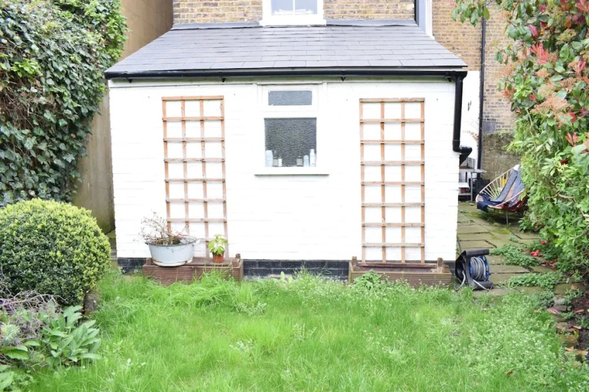 1 Bedroom Home With Garden Near Dalston — отель с удобным расположением в Лондоне
