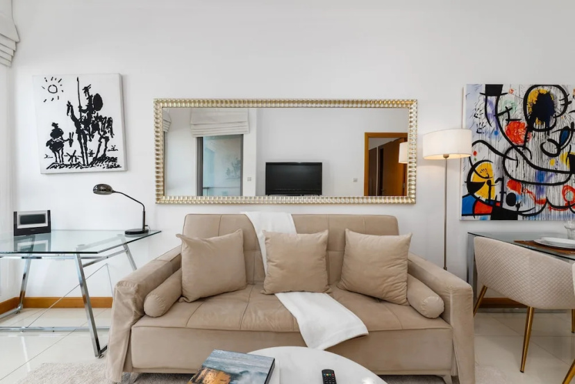 1BR Apt in Prime Location w Marina View Balcony — отель с удобным расположением в Дубае