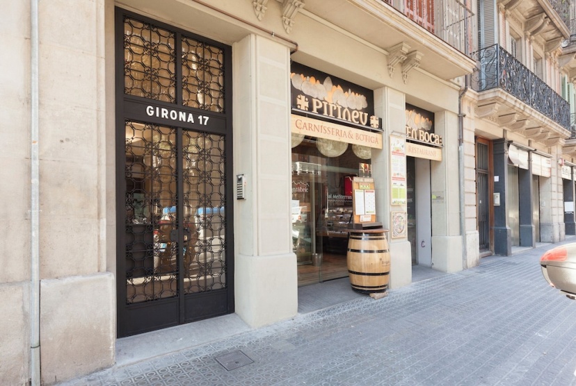 En Casa de Girona 17 — забронировать отель в Барселоне
