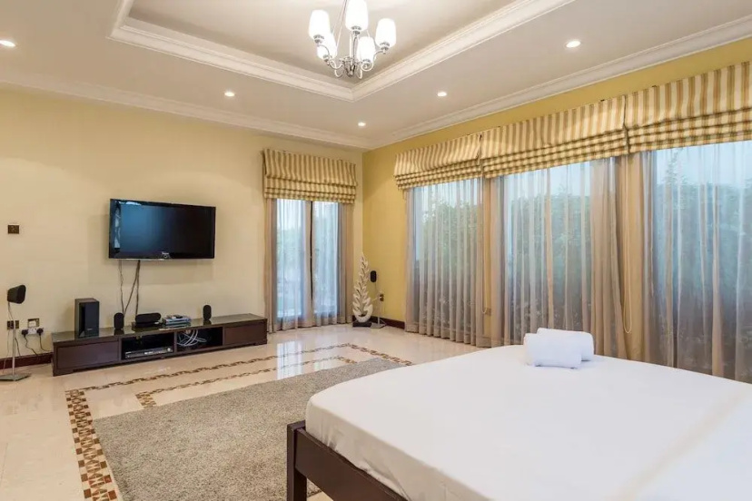Palm Jumeirah Villa in Frond O by Deluxe Holiday Homes — отель с удобствами в Дубае