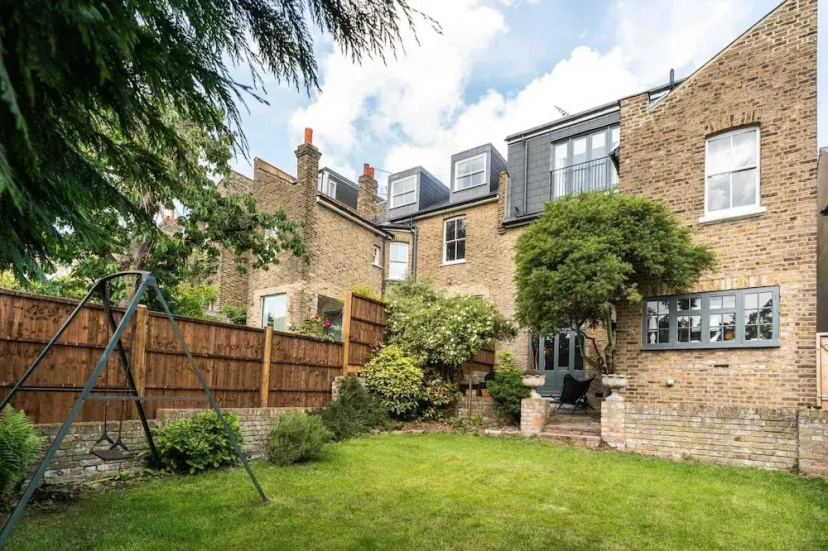 Цены на Beautiful 3BD Home Forest Hill South London в Лондоне
