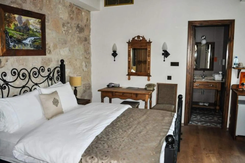 Сравните цены на Kemerli Konak Boutique Hotel в Кирения