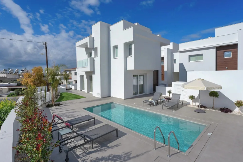 Цены на Sun & Moon Luxury Villas Ayia Napa в Айя-Напа