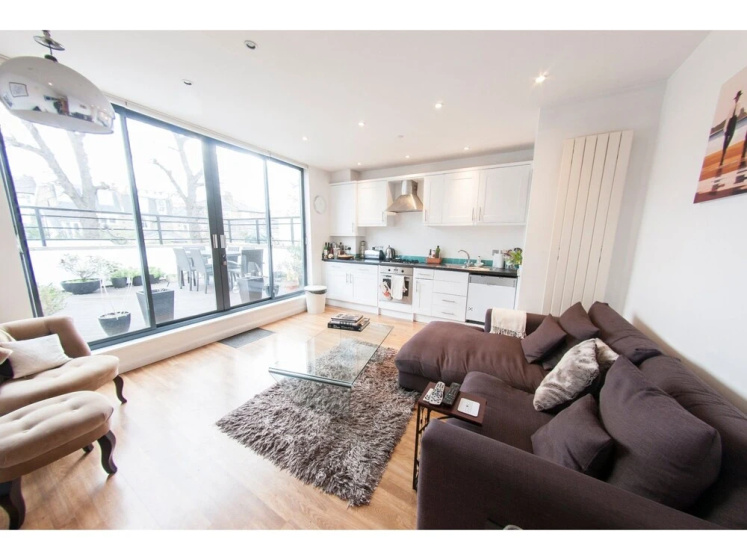 Цены на Bright and Spacious Apartment With Terrace в Лондоне