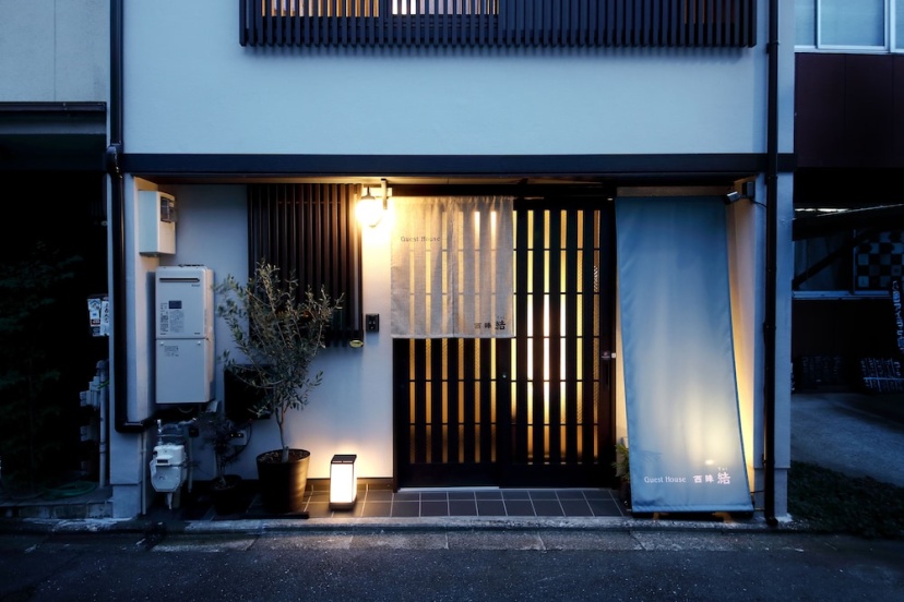 Guest House Nishijin Yui — отель с удобным расположением в Киото