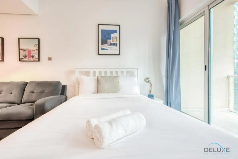 Calm Studio at Lake View Tower JLT by Deluxe Holiday Homes — отель в Дубае, Объединенные Арабские Эмираты