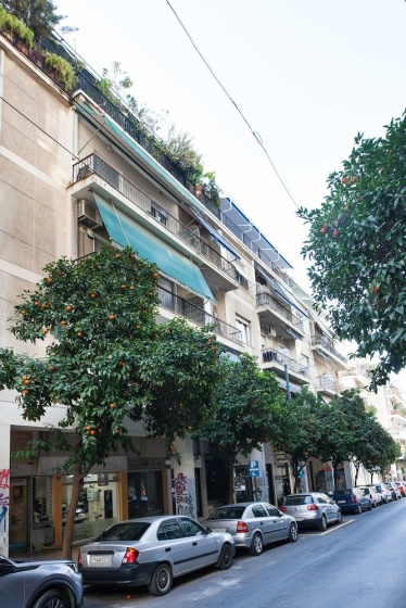 Koukaki Vintage Look 2BR Apt w Balcony — отель в Афины, Греция