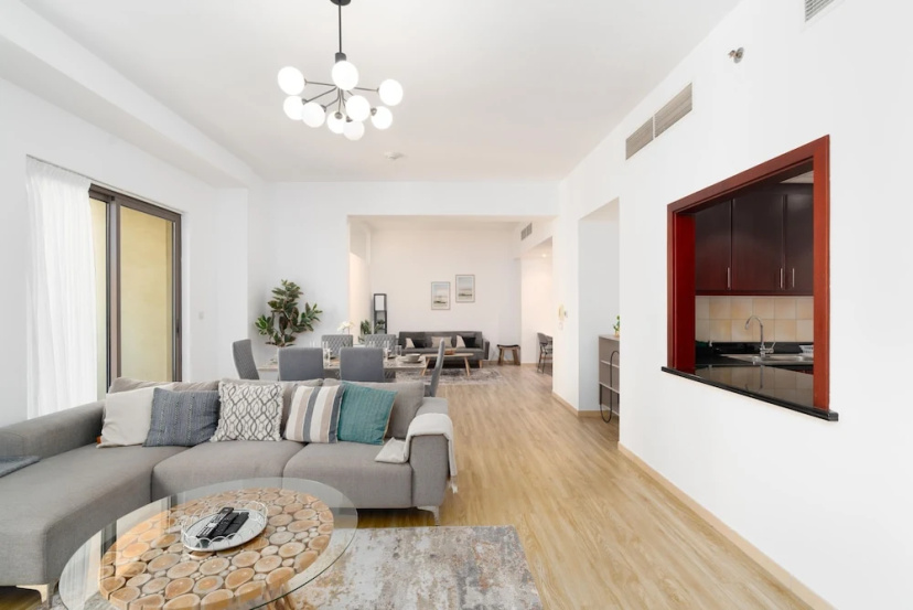 Whitesage - Magnificent Waterfront Apt, Steps From the Beach — отель с удобствами в Дубае