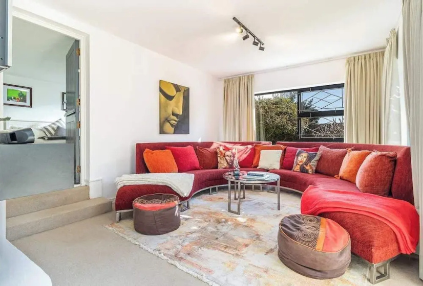 Charming Garden Cottage, Campsbay, Cape Town — забронировать отель в Кейптауне
