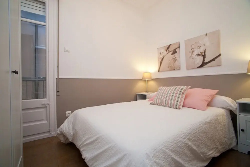 Cute & Spacious Eixample Apartment — отель с удобствами в Барселоне