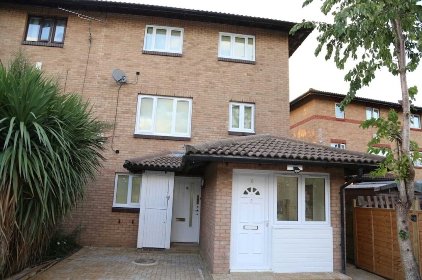 Цены на Budget 4-bedrooms In Thamesmead в Лондоне
