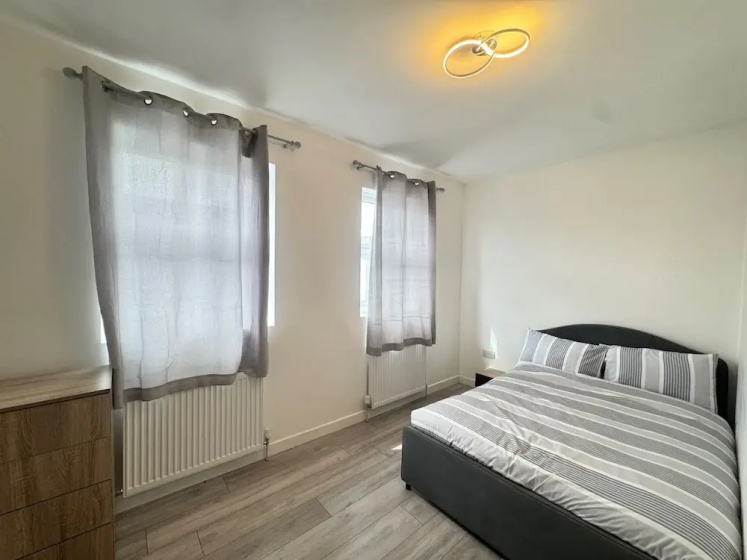 Three Double Rooms in Spacious Home — забронировать отель в Лондоне
