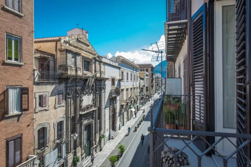 Charming Apartment in the City Center by Wonderful Italy — отель в Палермо, Италия