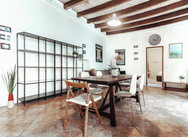 Stunning Flat near the Duomo — отель с удобным расположением в Милане