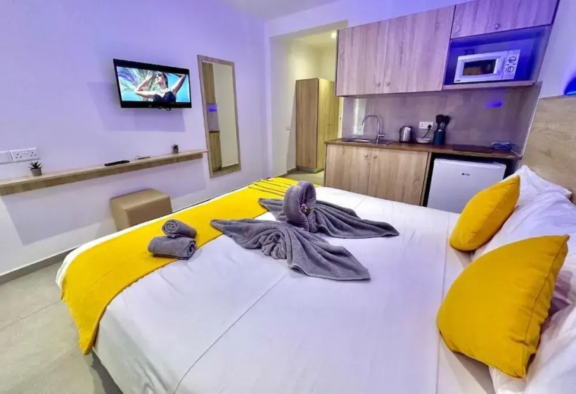 Sun Plaza Suites - Adults Only — отель в удобной локации в Айя-Напа