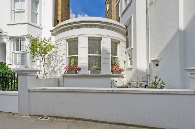 Large 2 Bedroom Kensington Garden Flat — отель с удобным расположением в Лондоне