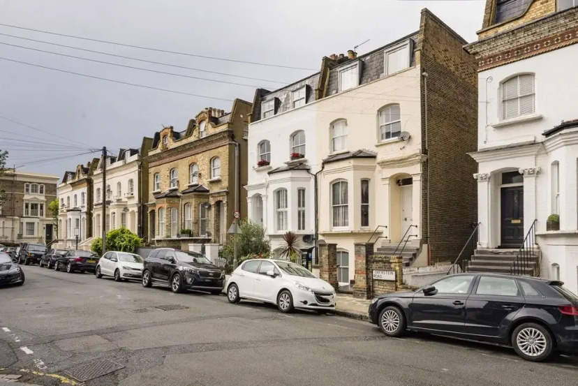 Contemporary Clapham Home Near Wandsworth Common — забронировать отель в Лондоне