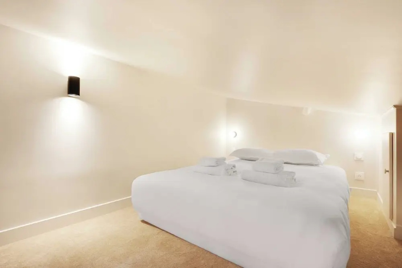 Appartement Chic and Cosy-canal Saint Martin — отель с удобствами в Париже