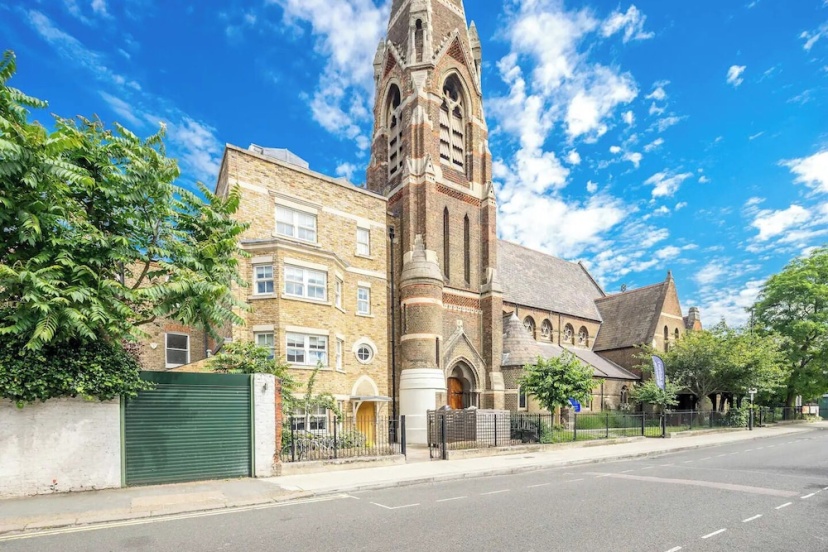 Designer 1 Bed Flat Barons Court Sleeps 4, Balcony — отель в Лондоне, Соединенное Королевство
